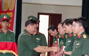 Công bố quyết định giải thể ban chỉ huy quân sự cấp huyện tại Huế