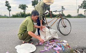 Hàng ngàn thỏi son bị vứt bỏ ven đường Hà Nội, nhiều người mang bao tải, túi tới nhặt