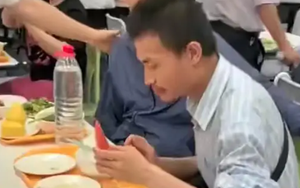 Thiên tài Toán học khổ nhất lúc này, ngồi ăn cũng không yên, báo chí bức xúc viết: Họ không coi anh ấy là người!