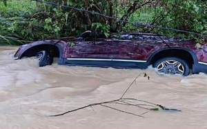 Ô tô chở 5 người bị lũ cuốn trôi ở Tuyên Quang