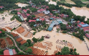 Hơn 400 hộ dân ở Lạng Sơn bị cô lập giữa biển nước