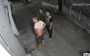 Gia đình bị phá sập cửa sắt vì nhắc nhở hàng xóm hát karaoke gây ồn ào