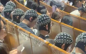 Lan truyền bức ảnh nhóm người đội loại mũ kỳ lạ: "Công nghệ bí ẩn gì đây? Có ảnh hưởng đến cơ thể không?”