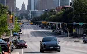 Công nghệ 23/6: Tesla tung dịch vụ xe taxi tự lái, Apple tăng tốc năng lực AI