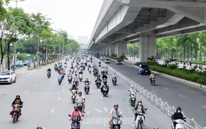 Nhiều xe đâm vào hàng rào phân làn trên 2 tuyến phố, Hà Nội gấp rút lắp thêm cảnh báo