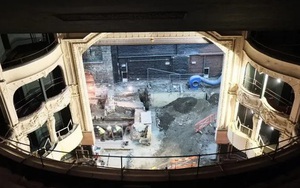 Anh: Bệnh viện 900 năm tuổi hiện ra giữa nhà hát hoàng gia