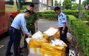 Khám xét xe khách, phát hiện cảnh tượng kinh hoàng bên trong