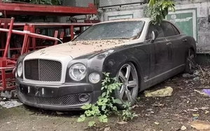 Xe siêu sang Bentley Mulsanne hàng chục tỷ đồng bị bỏ rơi tại 1 sân bóng ở Hà Nội