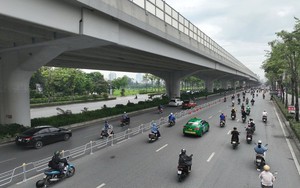 Hà Nội lắp dải phân cách cứng để phương tiện lưu thông không còn lộn xộn