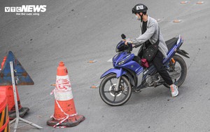 Tài xế lúng túng với hàng rào phân làn trên 2 tuyến đường vành đai Hà Nội