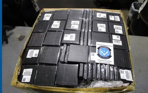 Truy quét thần tốc 48 giờ, hải quan tóm gọn 5 kiện hàng chứa 2.200 trang sức giả có giá trị hơn 662 tỷ đồng