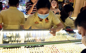 Nhiều người vẫn chờ giá vàng SJC giảm, thu hẹp chênh lệch với thế giới