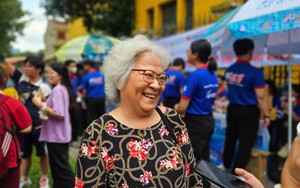 Thi tốt nghiệp THPT buổi thứ 2: Ông bà vượt hàng chục km để đi cổ vũ cháu, quá đáng yêu!