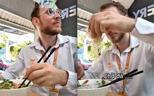 Chỉ với 2 hành động, cô bán bánh canh đã khiến khách Tây khẳng định: "Người Việt Nam tuyệt vời nhất"