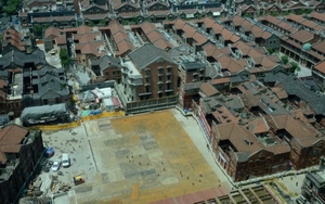 Hơn 400 robot nhấc bổng nhà cổ nặng 7.500 tấn: Điều khó tin đã xảy ra