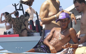 Paparazzi tóm dính "thần đồng 17 tuổi" Lamine Yamal chi 150 triệu đồng/ngày thuê du thuyền vui chơi cùng 8 cô gái lạ