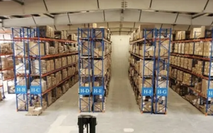 Theo dõi một người đàn ông vừa xin việc, công an phát hiện kho hàng giả trị giá gần 200 tỷ đồng, thu giữ 190.000 sản phẩm 'nhái' thương hiệu nổi tiếng
