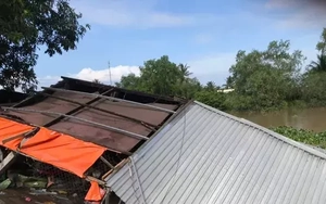 Sạt lở làm 2 căn nhà đổ sụp xuống sông, 3 người bị cuốn trôi