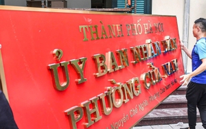 Hà Nội thay biển trụ sở phường mới, sẵn sàng vận hành chính quyền 2 cấp từ 1/7