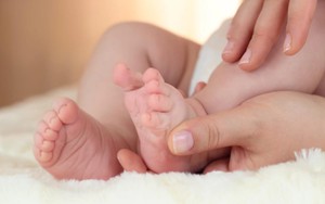 Bệnh viện Nhi Trung ương cấp cứu bé gái 3 tháng tuổi bị người thân xâm hại