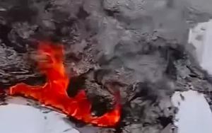 Ô tô chở tài liệu, giấy tờ từ nơi khác đến sân bóng xã Thượng Mỗ để tiêu hủy