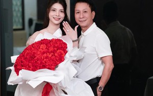 HLV U60 cầu hôn bạn gái trẻ đẹp cực lãng mạn, Duy Mạnh cùng dàn tuyển thủ lập tức có phản ứng này