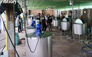 Nhận tin mật rồi đột kích xưởng sản xuất quy mô lớn: Cảnh sát tịch thu 172.000 chai siro ho giả, trị giá hơn 16 tỉ đồng