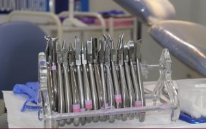 Đi nhổ răng khôn, cô gái bị khâu lưỡi vào nướu vì bác sỹ già, mắt kém