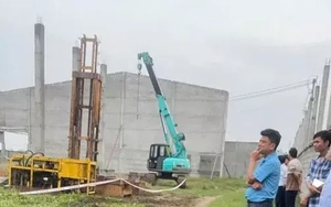 Mưa dông gây sập tường đè hai bà cháu tử vong