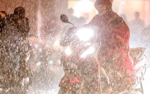 Hà Nội mưa dông 'giải nhiệt', nguy cơ sấm sét