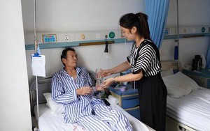 Bố chồng có cuốn sổ ghi đầy bí mật, khi ông bệnh, tôi đi gõ cửa từng nhà trong danh sách nhưng câu trả lời của họ khiến tôi lạnh buốt tim