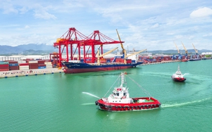 Tàu 30 tỷ vừa "trình làng" tại siêu cảng của Việt Nam: "Bộ đôi vũ khí" sừng sững trước sóng lớn