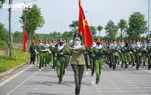 'Bóng hồng' công an tập luyện dưới nắng gắt chuẩn bị cho lễ duyệt binh 2/9