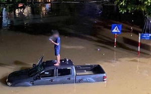 TP Thái Nguyên ngập sâu, nhiều ô tô chết máy giữa "biển nước"