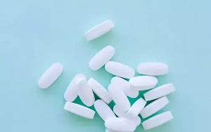 Chế thuốc giảm đau từ chất thải nhựa: Bí mật trong phòng thí nghiệm E.coli