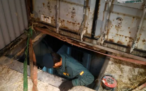 Sâu 4 mét dưới lòng đất: Cảnh sát phát hiện nhà máy thuốc lá giả, lợi nhuận "khủng" hơn 19 tỷ/tuần