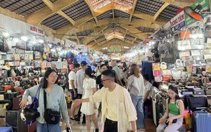 Nhiều cửa hàng chỉ nhận tiền mặt, nếu chuyển khoản thêm thuế 8%