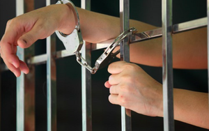 Nhóm cựu cảnh sát hình sự nhận tiền để bỏ qua cho cán bộ ngân hàng mang cần sa