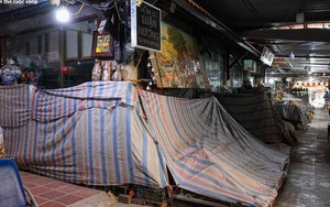 Cả tuần vắng khách mua, nhiều quầy hàng ở làng gốm Bát Tràng khóa cửa, phủ bạt