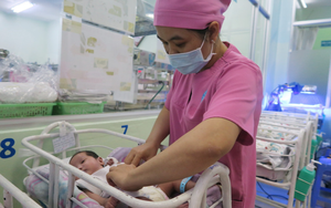 Nữ điều dưỡng khóc lặng kể về 13 chiếc cũi cô đơn ở BV Hùng Vương: Bệnh viện là nhà, bác sỹ là mẹ, ai sẽ là gia đình của các em...?"