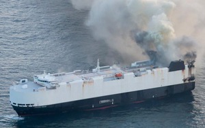 Một con tàu dài gần bằng 2 sân bóng đá chở 3.000 ô tô bốc cháy ngoài khơi Thái Bình Dương, nguy cơ nằm lại dưới đáy biển