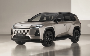 Toyota RAV4 PHEV bán chạy đến mức 'không giữ nổi xe ở đại lý'