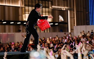 Quang Hùng MasterD xách làn lên sân khấu, tặng fan quà đặc biệt