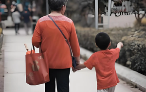 Tôi gửi 2 con về quê ngoại nhờ mẹ trông đỡ, chỉ 1 tuần sau, chị gái nhắn một tin trên nhóm gia đình khiến tôi run cầm cập