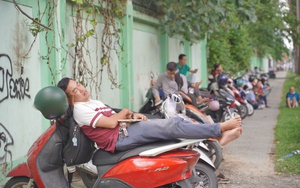 CẬP NHẬT: Thí sinh làm bài thi môn Văn, phụ huynh tranh thủ chợp mắt trên xe máy chờ con