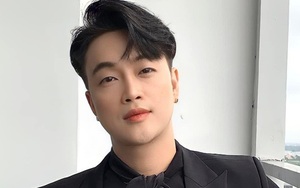 Nam ca sĩ Việt sang Trung Quốc: "Cả trung tâm thương mại bao vây tôi, phải gọi bảo vệ tới"