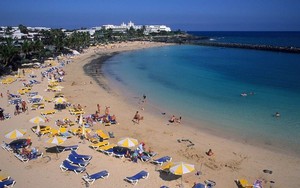 Hoảng loạn khi bãi biển tuyệt đẹp ở Lanzarote đột nhiên đóng cửa