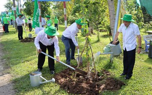 Nông dân miền Tây thu gom hơn 8 tấn vỏ bao thuốc bảo vệ thực vật