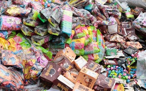 Hàng tấn bánh kẹo trẻ em chất đống tại bãi rác La Phù giữa đợt cao điểm chống hàng giả: Chuyện gì đây?