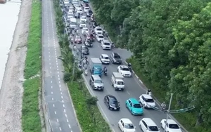 Sốt ruột nhìn đường dành riêng xe đạp ở Hà Nội không một bóng người